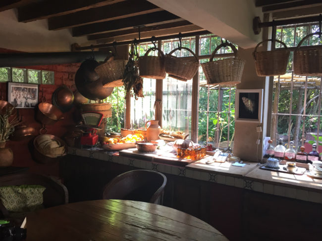 Frutas, cazuelas, ollas, canastas con hierbas de olor abundan en la cocina de Quinta Diana, en San Francisco Coatepec, Michoacán. // Foto: Animal Gourmet.