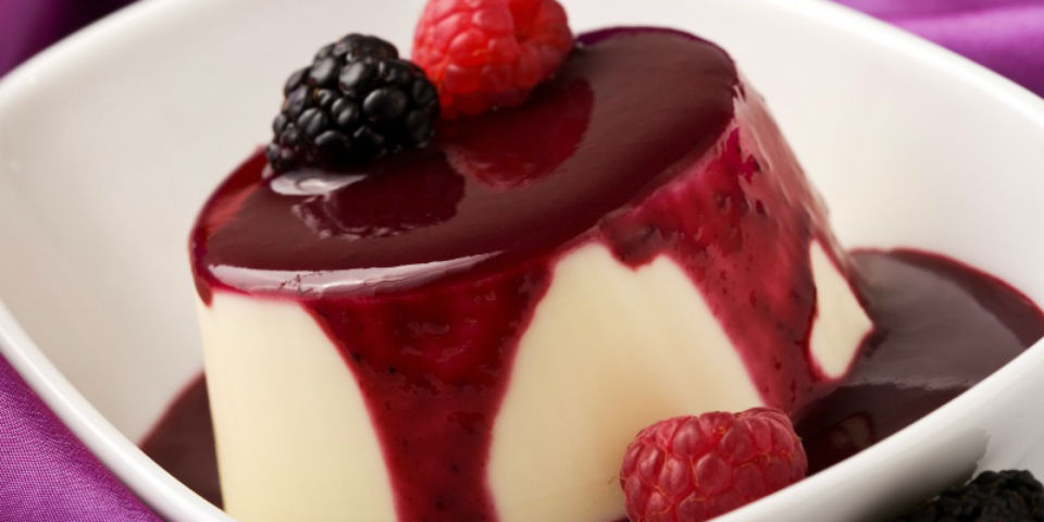 RECETA Gelatina de yogurt con coulis de fresas - Animal Gourmet