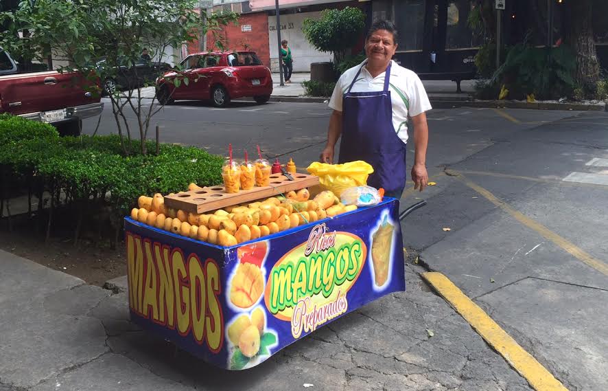     De marzo a julio, Don Toñito vende mangos en la colonia Condesa. // Foto: Animal Gourmet