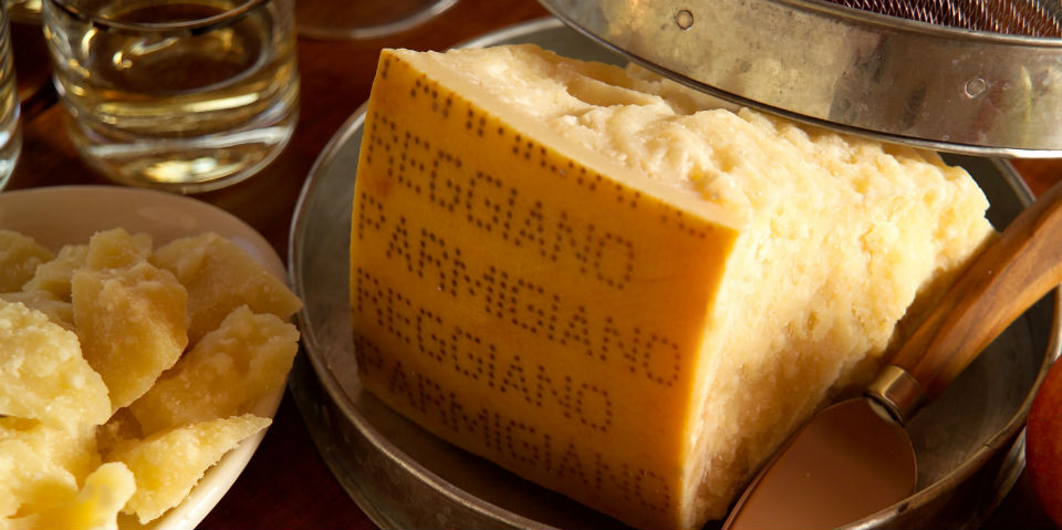 bandera Dislocación Habitual Qué es y cómo se elabora el queso Parmigiano Reggiano?