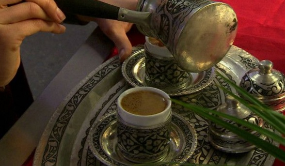 La hospitalidad y el entretenimiento forman parte de la experiencia de beber el café turco. // Foto: BBC.