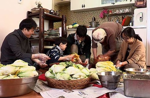 La preparación del kimchi sigue un ciclo de un año y las personas se reúnen para hacerlo y para que dure durante el invierno. // Foto: Cultural Heritage Administration. 