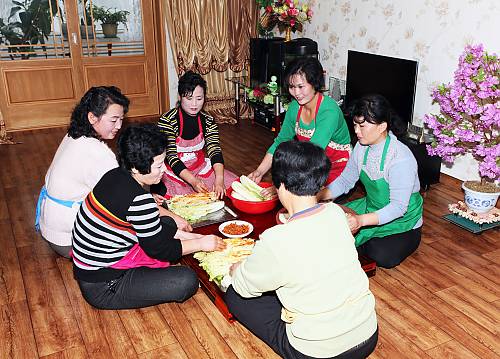 Preparación del kimchi coreano. // Foto: Korean National Heritage Preservation Agency, 2013. 