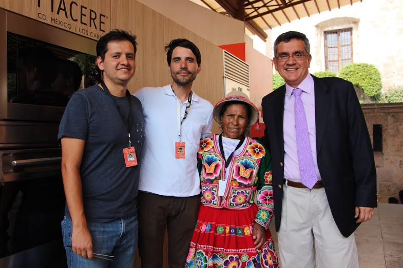 De izquierda a derecha: el chef Jorge Vallejo, el chef Virgilio Martínez, la cocinera tradicional Trinidad Mamani y el embajador de Perú en México. // Foto: Mariana Toledano.