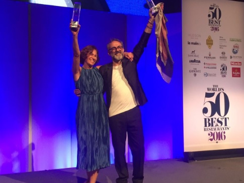 Lara Gilmore y Massimo Bottura reciben el premio en The World's 50 Best. // Foto: @valeom