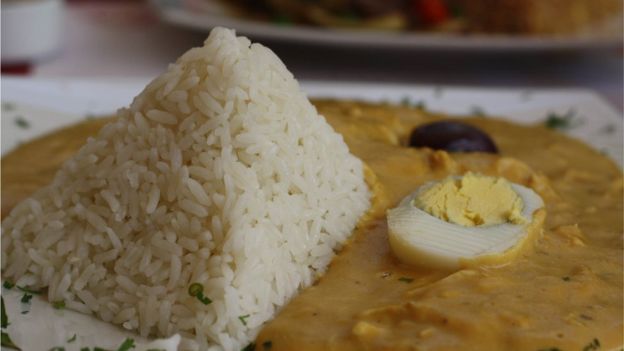 El ají de gallina es uno de los platos típicos de la comida peruana que adquiere su color amarillo característico gracias al uso de cúrcuma.