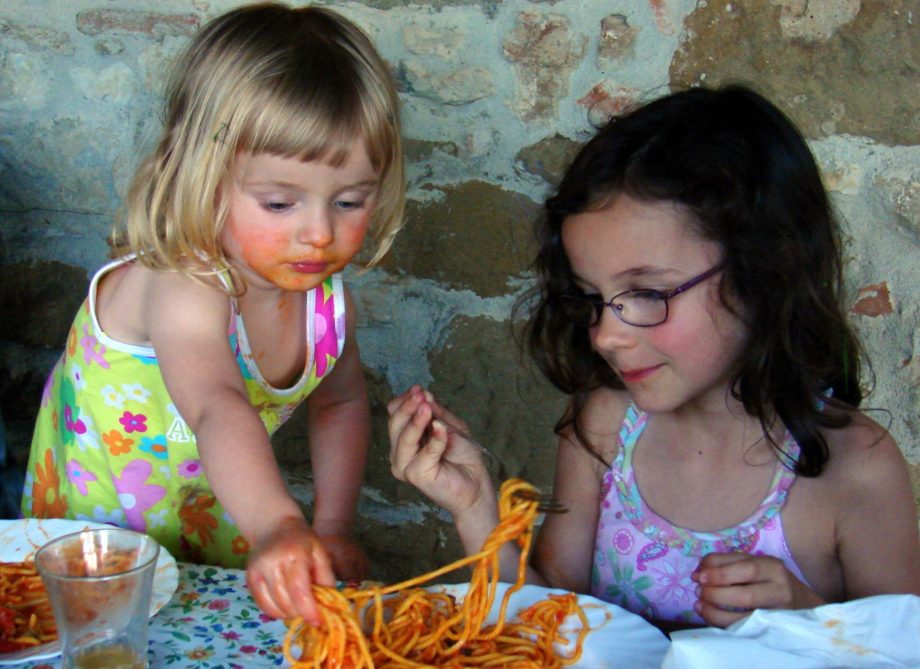 A los niños les gusta tocar la comida con sus manos. // Foto: Wikimedia Commons.