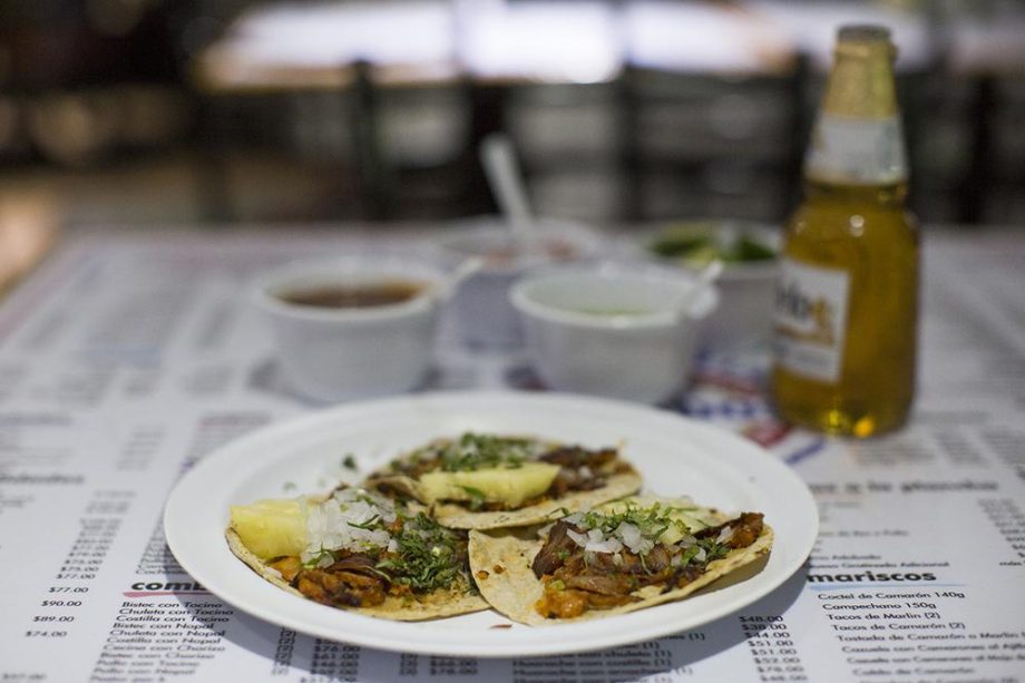 Tacos al pastor con piña, cebolla y cilantro.// Foto: Carlos Castillo. Munchies.