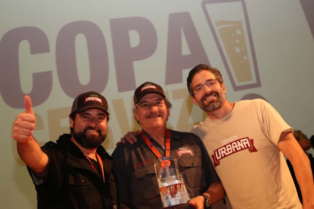 Los hermanos Armando y Alejandro Reneaum reciben premio por su cerveza en Baja California.