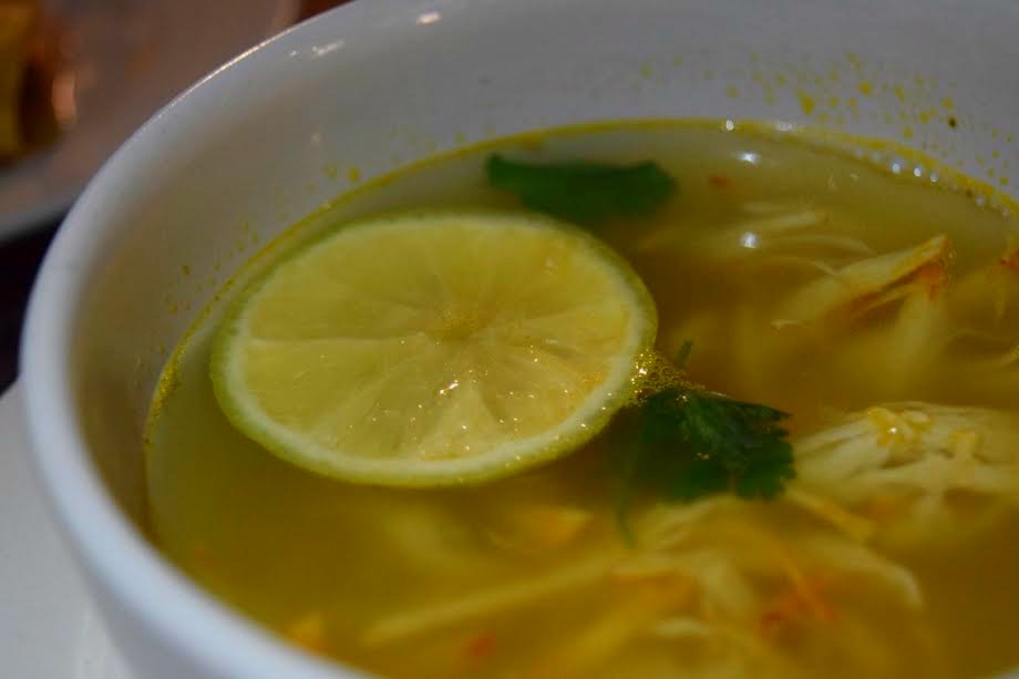 ¡Nada de limón a la sopa de lima! Deja que sus sabores hablen por sí mismos. // Foto: Mayra Zepeda.