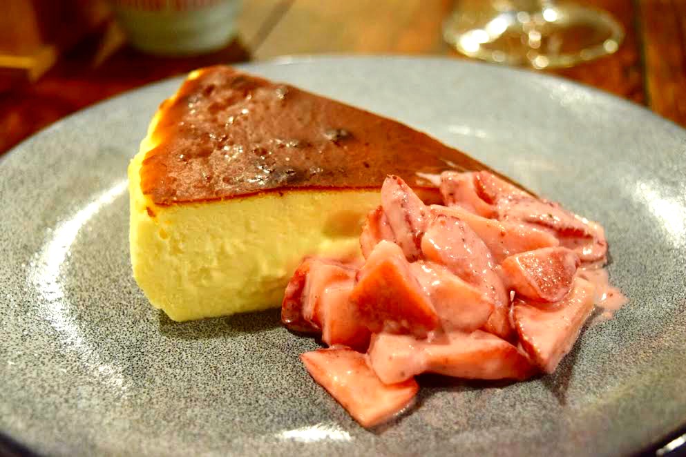 Cheesecake asado y fresas con crema.