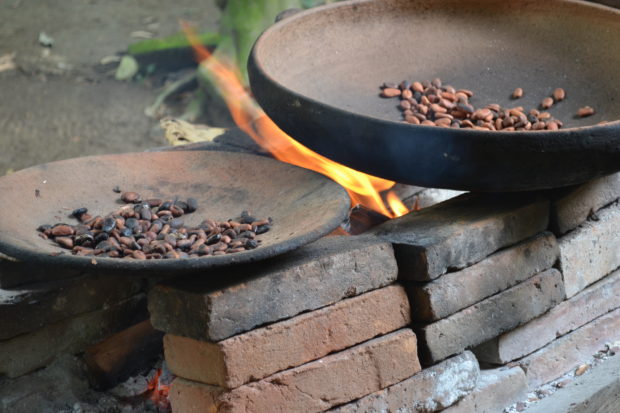 Así se tuestan los granos de cacao en la cocina chontal. // Foto: Claudía García.