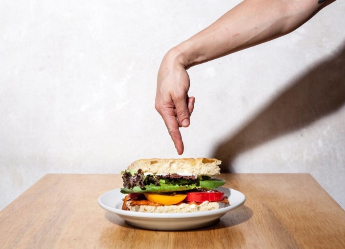 Sándwich de tocino, lechuga y jitomate con mayonesa en focaccia. // Foto: instagram.com/cicatrizcafe