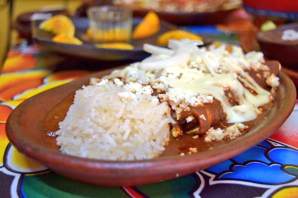Enchiladas de mole con arroz.