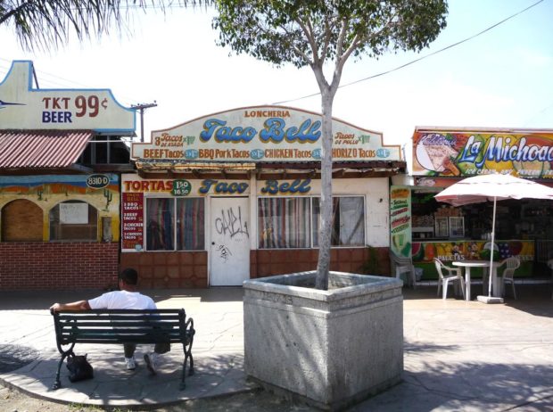 El Taco Bell impostor en Tijuana. Foto vía usuario de Flickr Herb Neufeld.