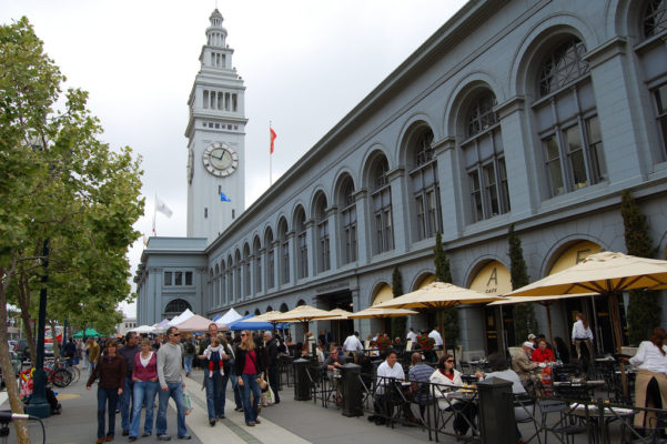 Ferry Building and Plaza en San Francisco, California.