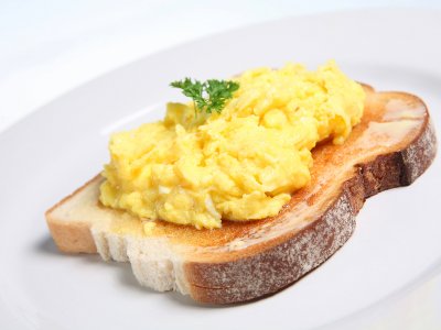 La mejor forma de hacer huevos revueltos, por Gordon Ramsay, Anthony Bourdain y Jamie Oliver