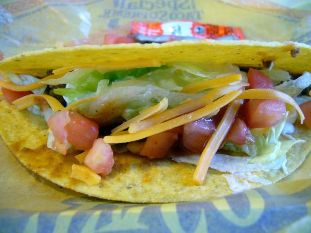 Taco crujiente de Taco Bell. Foto vía usuario de Flickr Andrea.