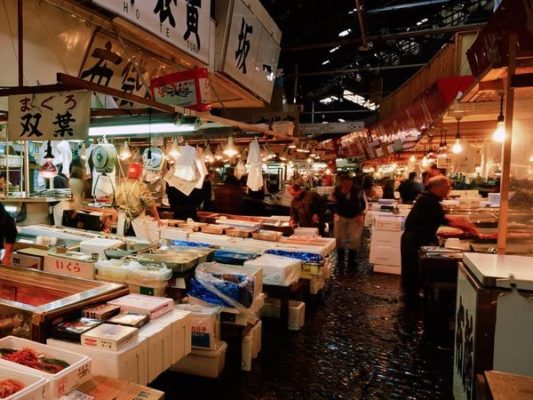 Tsukiji Fish Market en Tokio, Japón