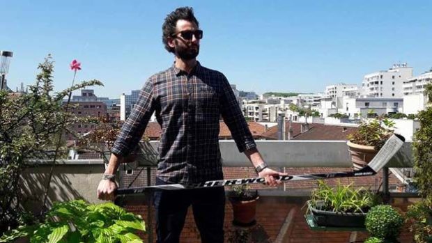Worldcraze ayudó a un hombre a comprar un palo de hockey en el extranjero.