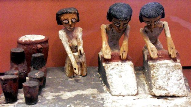GETTY IMAGES. Figurines encontrados en tumbas egipcias en los que se ve como hacían pan. Los egipcios metían escenas domésticas en sus últimas moradas para llevárselas a la vida del más allá.