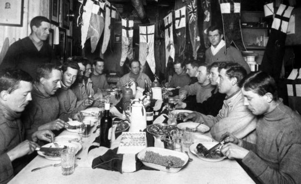 El capitán Robert Falcon Scott, sentado en el centro, con los acompañantes de la expedición a Antártica.