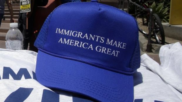 "Los inmigrantes hacen grande a Estados Unidos", se lee en esta gorra, como respuesta al lema de campaña de Donald Trump: "Hagamos a Estados Unidos grande de nuevo".