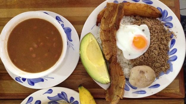  La bandeja paisa es uno de los platos más conocidos.