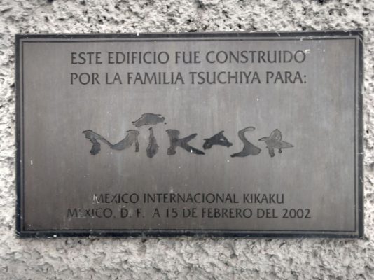 Esta placa celebra la fecha en que la sede original cruzó la calle y se instaló enfrente.