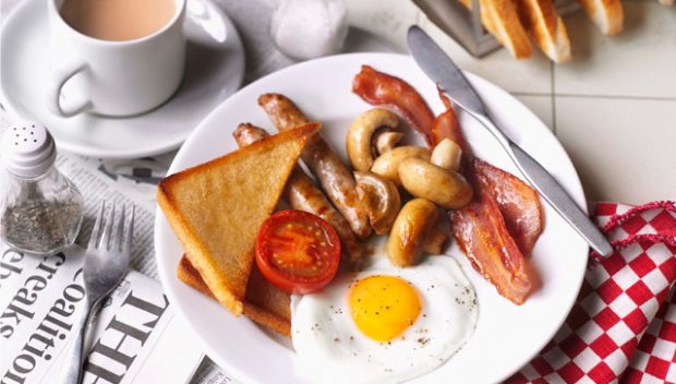 El típico desayuno inglés no es el mejor ejemplo de un desayuno saludable.