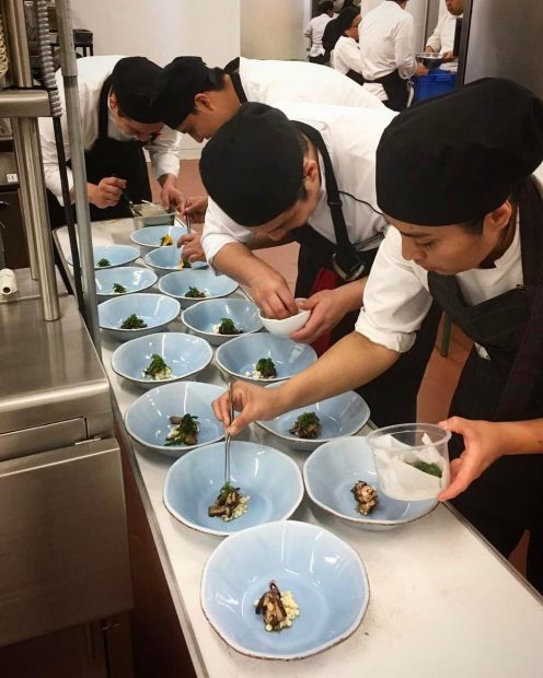 Un equipo de cocineros, haciendo posible la próxima comanda. Foto cortesía de Restaurante Barroco.