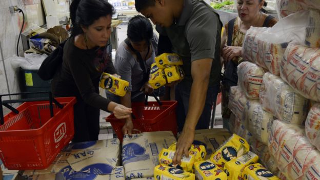 La crisis económica en Venezuela ha hecho que conseguir Harina PAN sea un arduo trabajo de filas y estrés. FOTO: AFP.