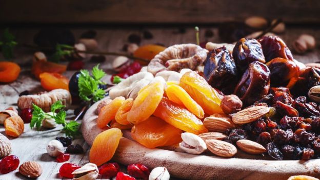 Para lidiar con los "ataques de hambre" los nutricionistas sugieren tener a mano opciones como uvas pasas, albaricoques o damascos secos, dátiles, nueces de Brasil y fruta deshidratada.