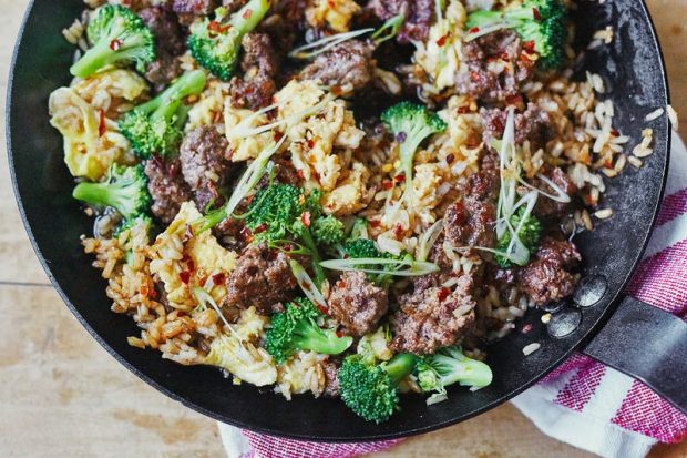 Carne molida, brocoli y arroz frito