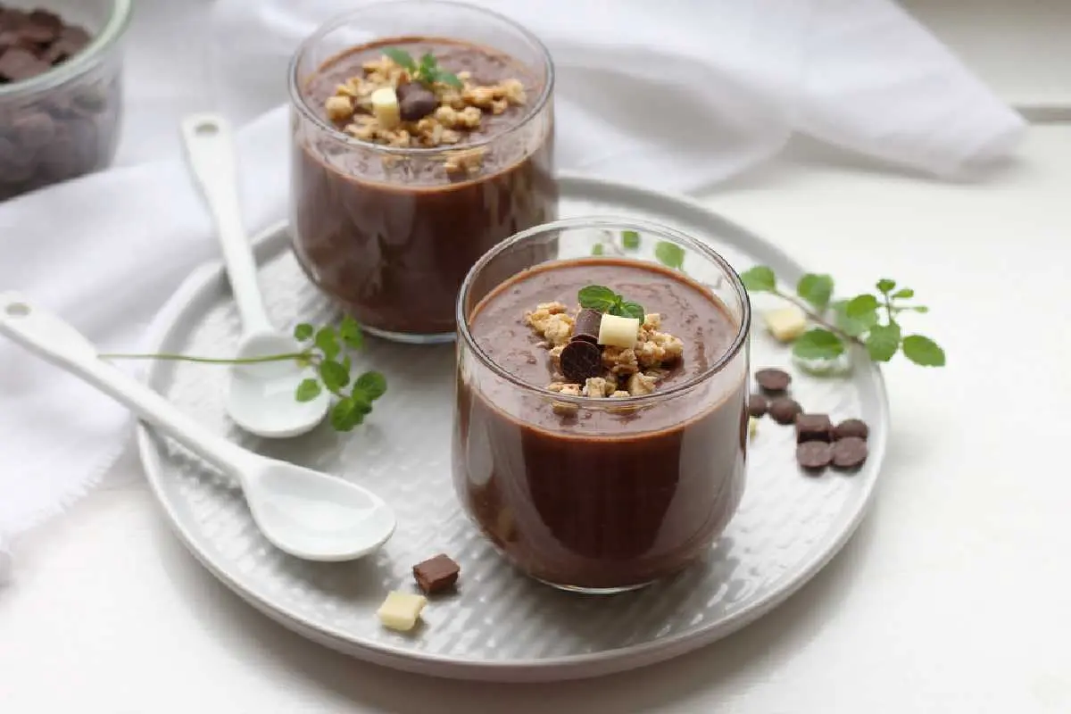 Una mousse de chocolate vegana perfecta para adictos al chocolate, fácil de hacer y hecha con alimentos saludables.