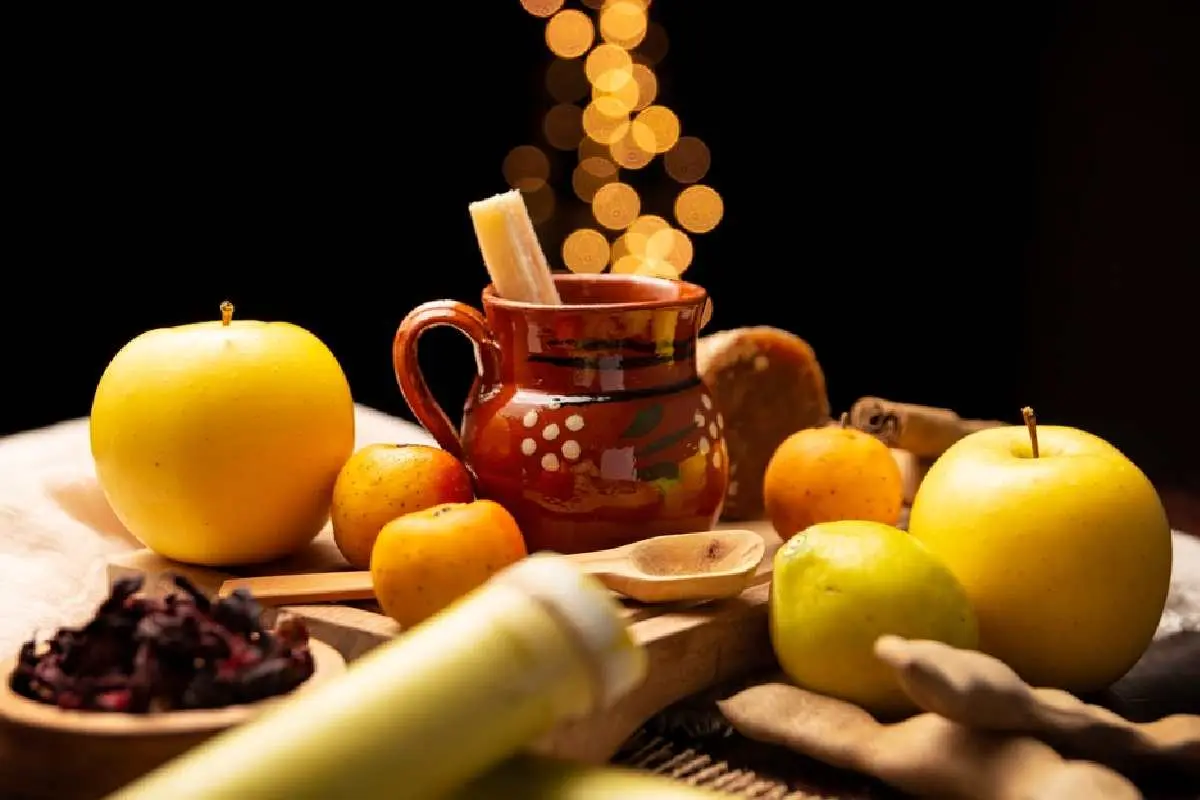 La bebida de ponche de frutas es una preparación tradicional en las fiestas navideñas.