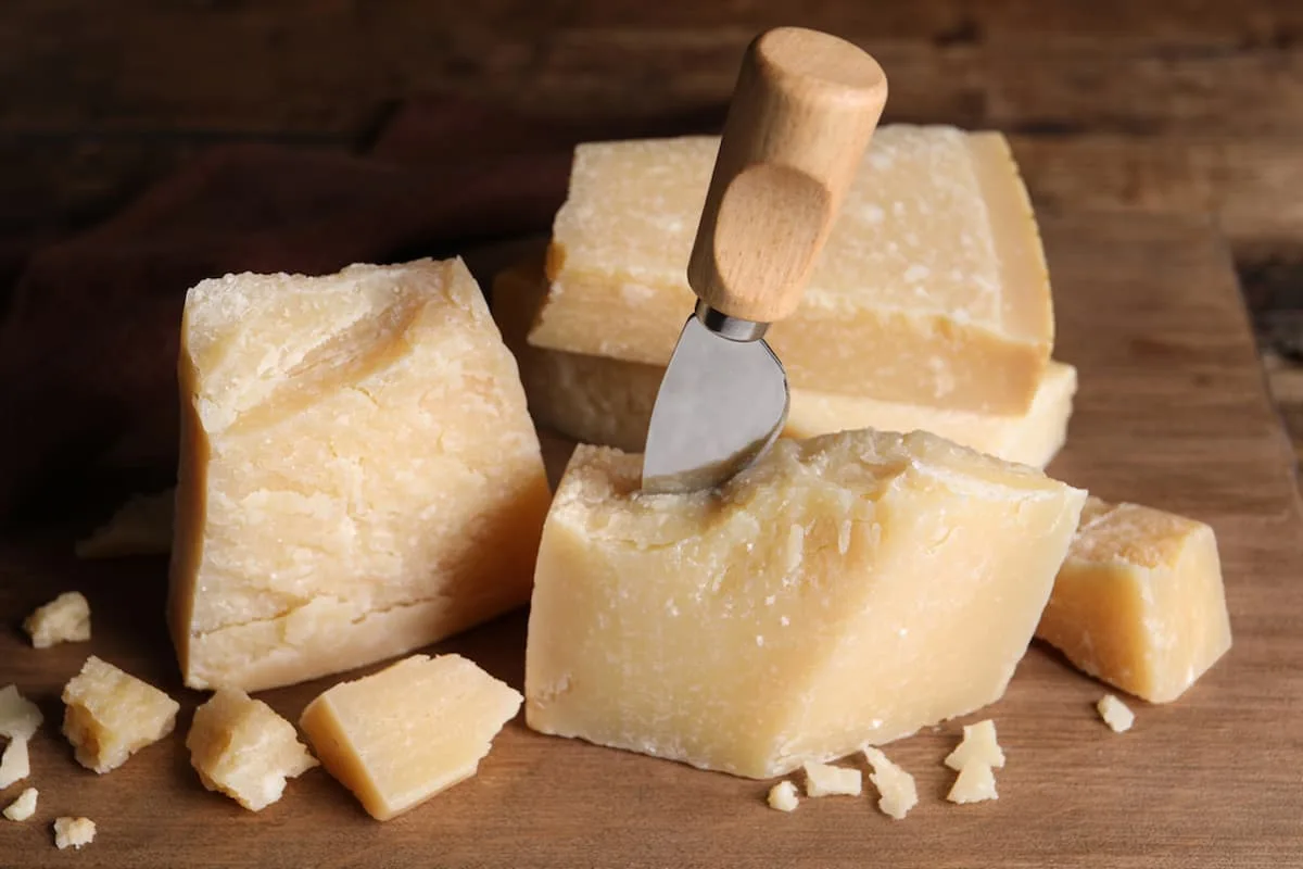El chef italiano, que dirige el restaurante Osteria Francescana, propone un plato basado en un sabor clásico de su país: el del queso parmesano.