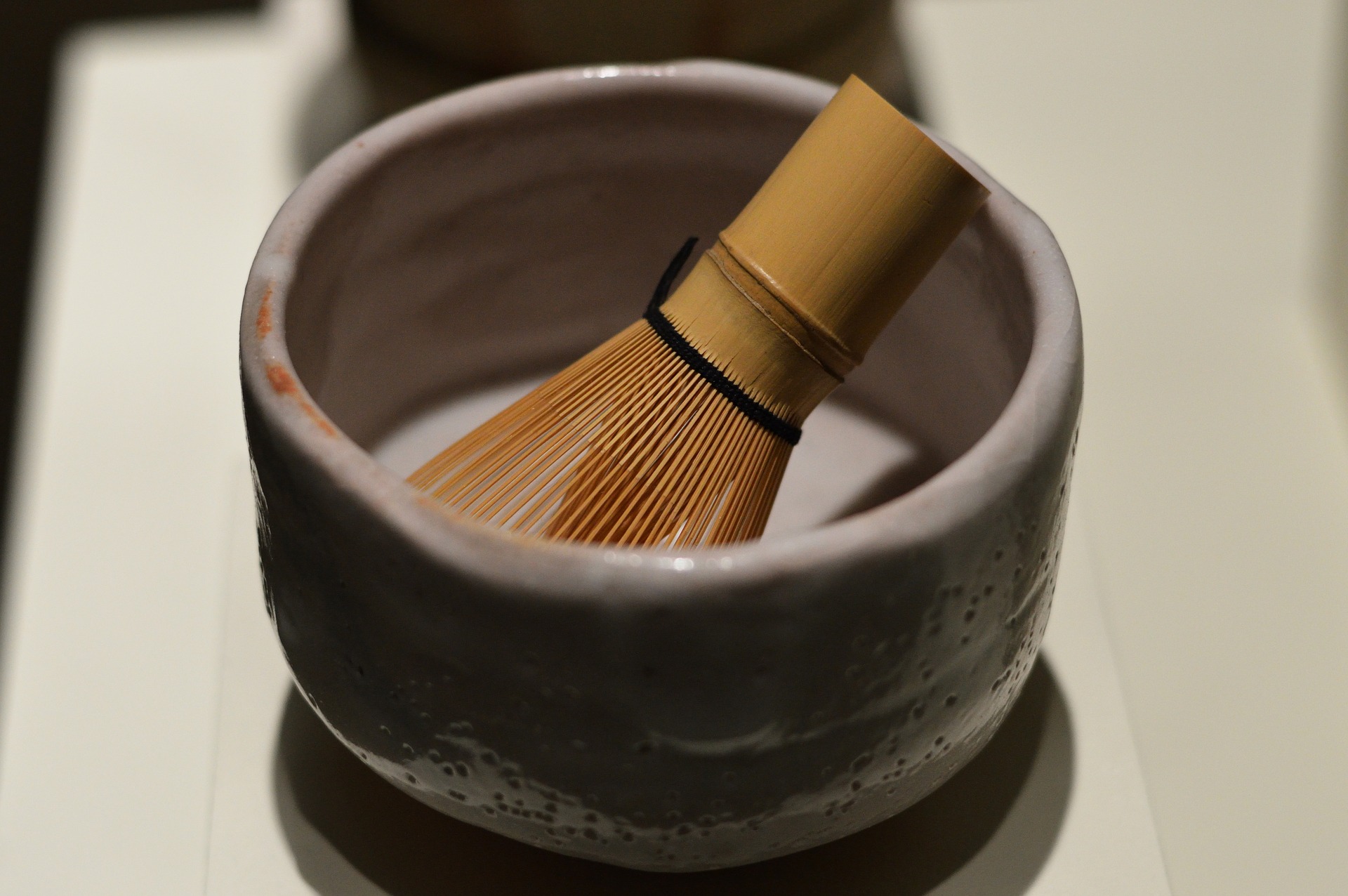 Chawan es el bowl o cuenco en donde se prepara la matcha y chasen, batidor de bambú para las ceremonias de té.