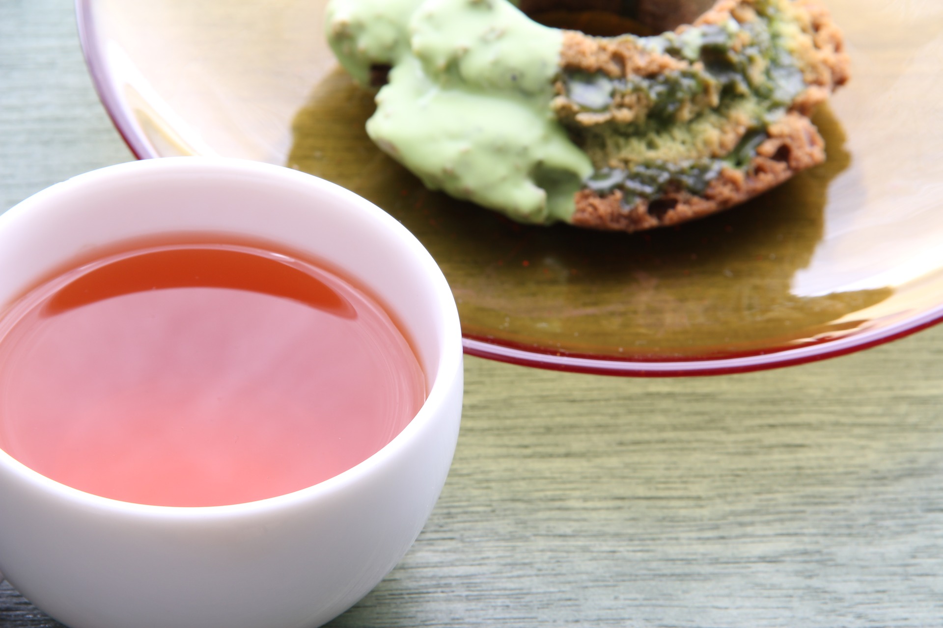 Infusiones de tés y tisanas pueden tener un maridaje dulce o salado. Aquí una infusión acompañada de dona de matcha