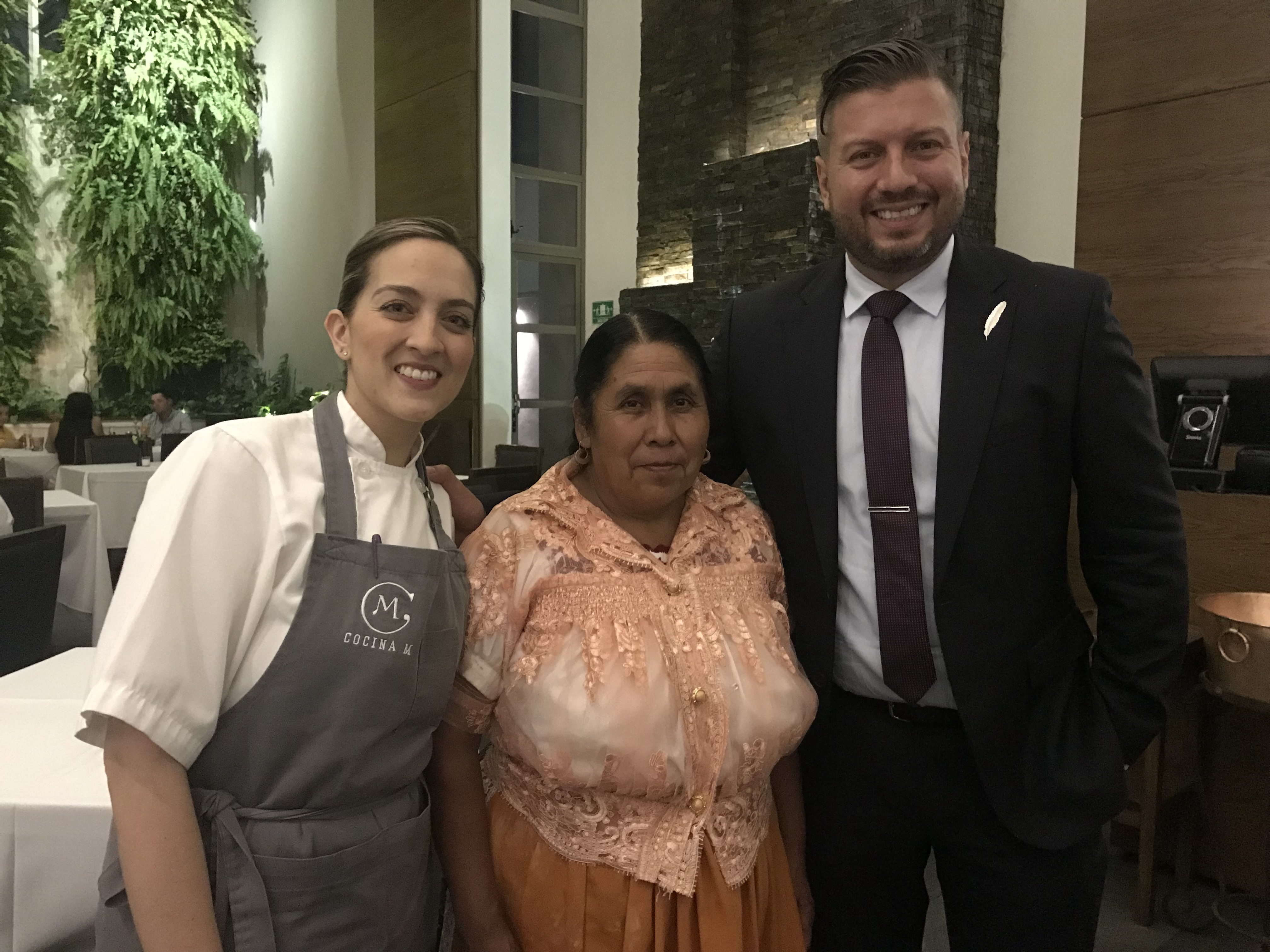 Mariana Valencia, Juanita Bravo y Marino Collazos en Cocina M. Uruapan, Michoacán