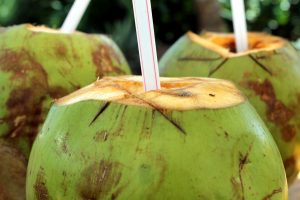 cómo curar la cruda, agua de coco