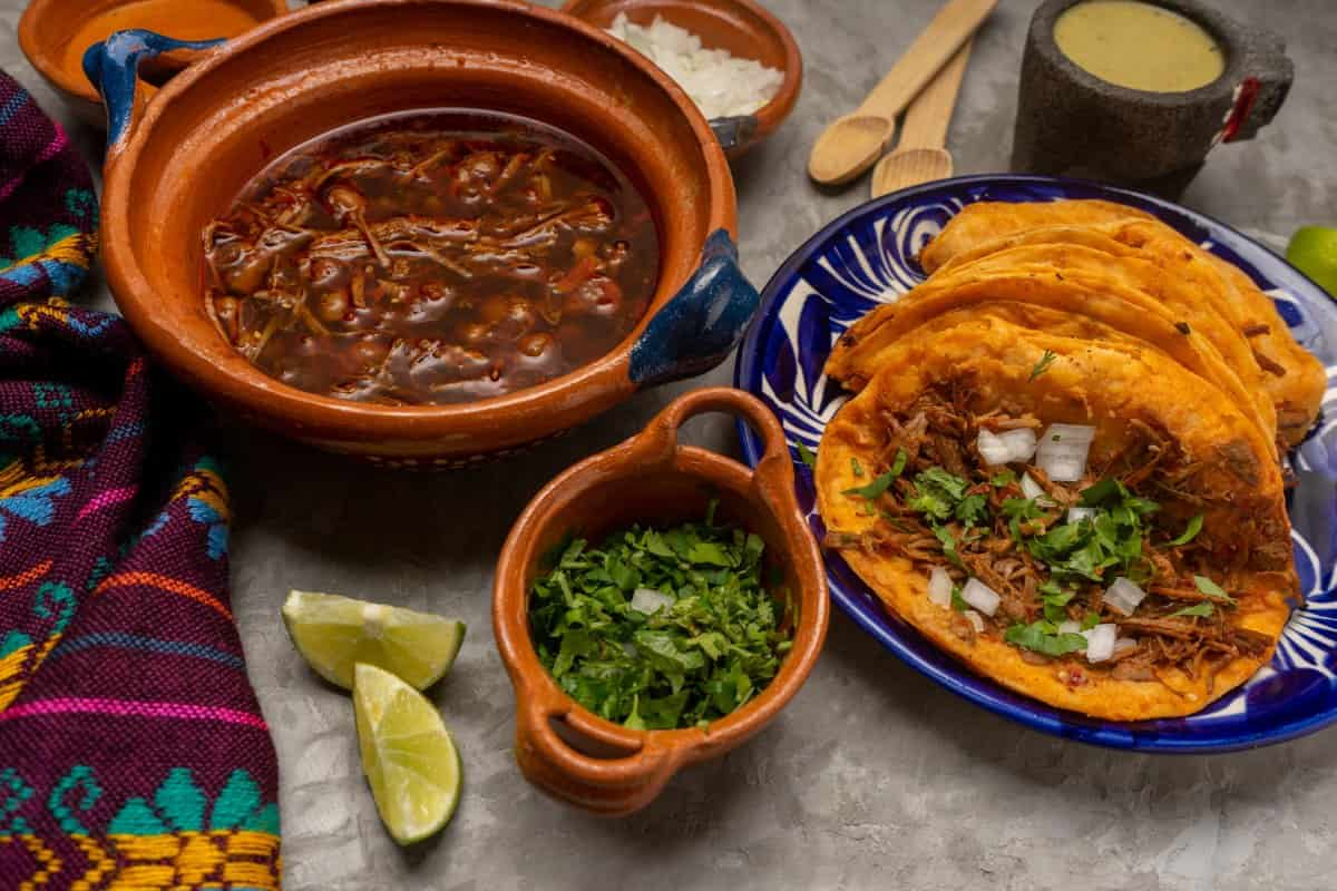 Consomé de birria y tacos estilo Jalisco