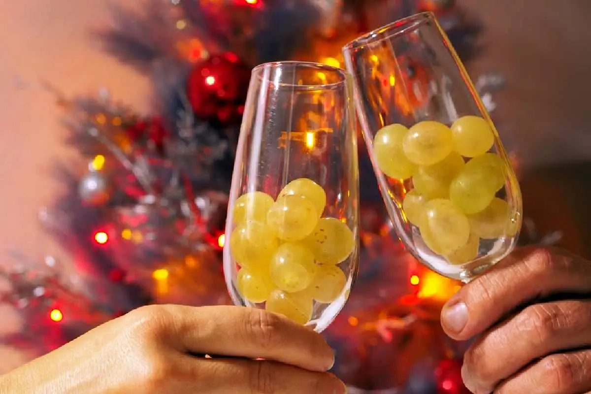 Comer doce uvas al son de las campanadas conduce a un año de buena suerte y prosperidad.
