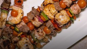 brochetas de camarón asadas