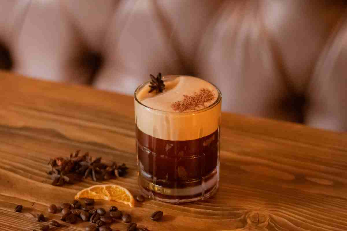 El carajillo es una bebida que combina café y alguna bebida alcohólica, como coñac, ron, anís, orujo o whisky.​ 