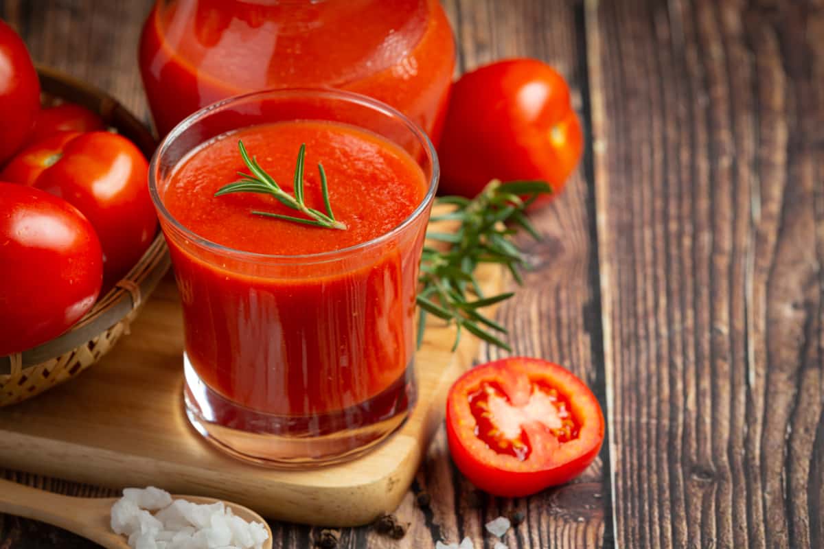 Cómo quitar lo salado a la comida, jugo de tomate|Foto: jcomp / Freepik