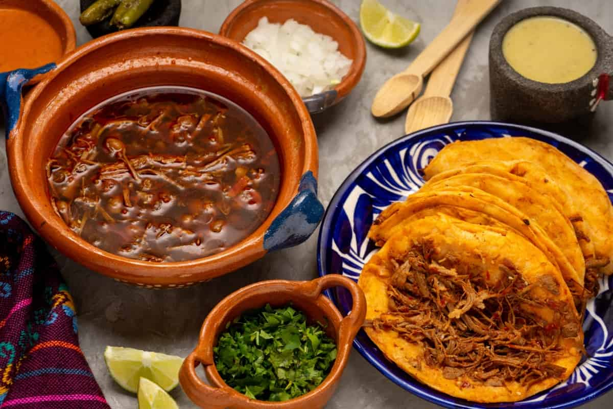 La birria además es un platillo muy condimentado, lleva pimienta negra, clavo, orégano, comino, canela, jengibre, tomillo, orégano, ajonjolí, tostado, laurel, vinagre blanco, sal, ajo y cebolla. / Foto: Shutterstock