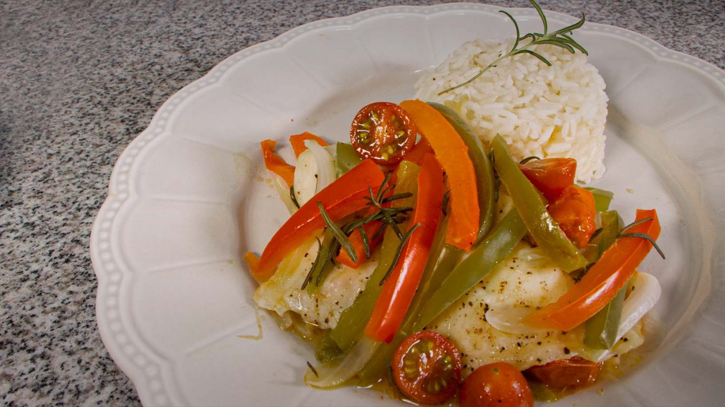 Receta: filete de pescado empapelado con verduras y arroz