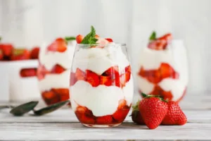 6 Consejos creativos para mejorar la receta de fresas con crema. / iStock