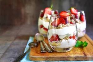 Las fresas con nata o crema son un postre y una merienda de origen inglés, ¿te quieres preparar unas en casa? Te compartimos algunas ideas para mejorar la receta tradicional. / Foto: iStock